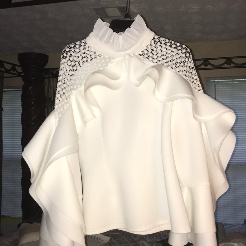 Oversized Lace and Ruffles blouse - Picture 4 of 7